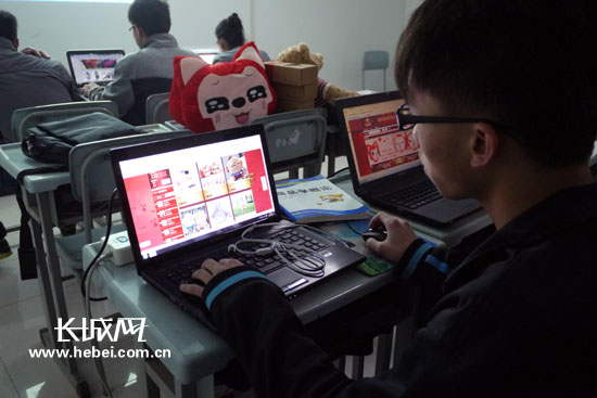 學生正在查看網上訂單 學生正在查看網上訂單